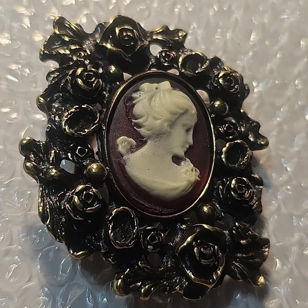 Cameo Belt Buckle NWOT